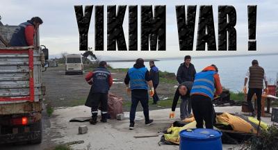 PLAJLAR BÖLGESİNDE KAÇAK YAPILAR YIKILDI !